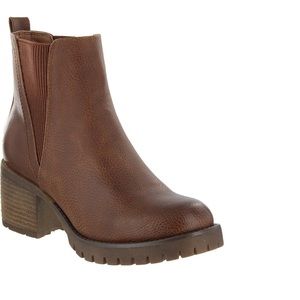 MIA Women’s Jody Ribbed Lug Sole Chelsea Boot In Luggage Brown Color New In Box